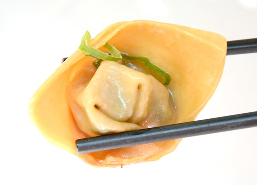 [5-1. Wantun Grande de Cerdo Iberico , Seta shiitake  y Bok Choi] 5-1. Large Iberian Pork, Shiitake Mushroom, and Bok Choy Wonton